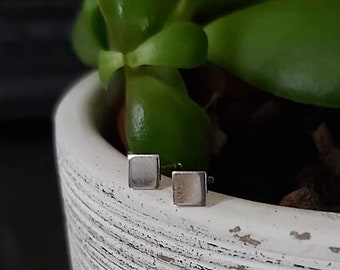 Pendientes cuadrados de plata de ley: pequeños pendientes minimalistas.