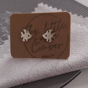 Orecchini a forma di pesce in argento sterling, orecchini a forma di pesce, orecchini tropicali, orecchini in argento, orecchini a forma di animali, orecchini a forma di pesce in argento, orecchini a forma di pesce, orecchini carini
