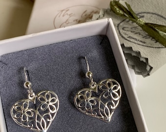 Sterlingzilveren bloemenhaakoorbellen