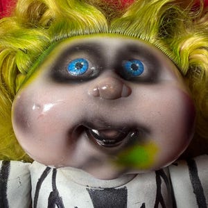 Pu&ograve; includere: Una tazza di ceramica bianca con manico nero e la scritta "But First, Coffee" in grassetto nero. La tazza &egrave; posta su uno sfondo neutro, che ne evidenzia il design semplice.