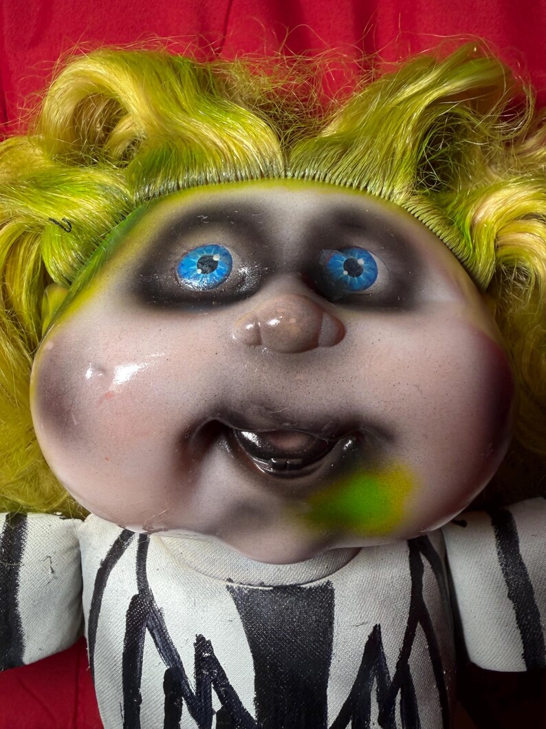 Pu&ograve; includere: Una tazza di ceramica bianca con manico nero e la scritta "But First, Coffee" in grassetto nero. La tazza &egrave; posta su uno sfondo neutro, che ne evidenzia il design semplice.