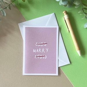 Snog Marry Vermijd verlovingskaart/wenskaart A6 - handgetekende illustratie, schattig, verloving, bruiloft, getrouwd, snog trouwen vermijden