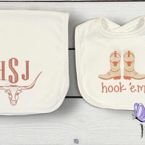 Texas Longhorns Embroidered Baby Bib and Burp Cloth Set/TX Longhorns Personalized Baby Bib/TX Longhorns Personalized Burp Cloth