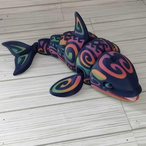 Orca Flexi tatuada impressa em 3D | Companheiro de mesa articulado | Presente para amantes do oceano | Decoração de prateleira