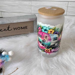 Busy Camping Trailer Summer / Glass Tumbler With Straw And Lid/ Iced Coffee Glass Cup With Lid And Straw, Glass cup/