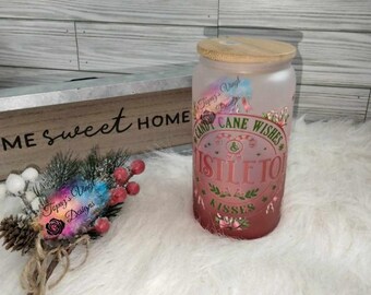 Vaso de cristal Candy Cane Wishes con tapa de bambú y pajita.