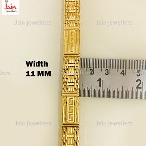 Puede incluir: Un brazalete de cadena de oro con un dise&ntilde;o texturizado. El brazalete tiene 11 mm de ancho y se mide con una regla.