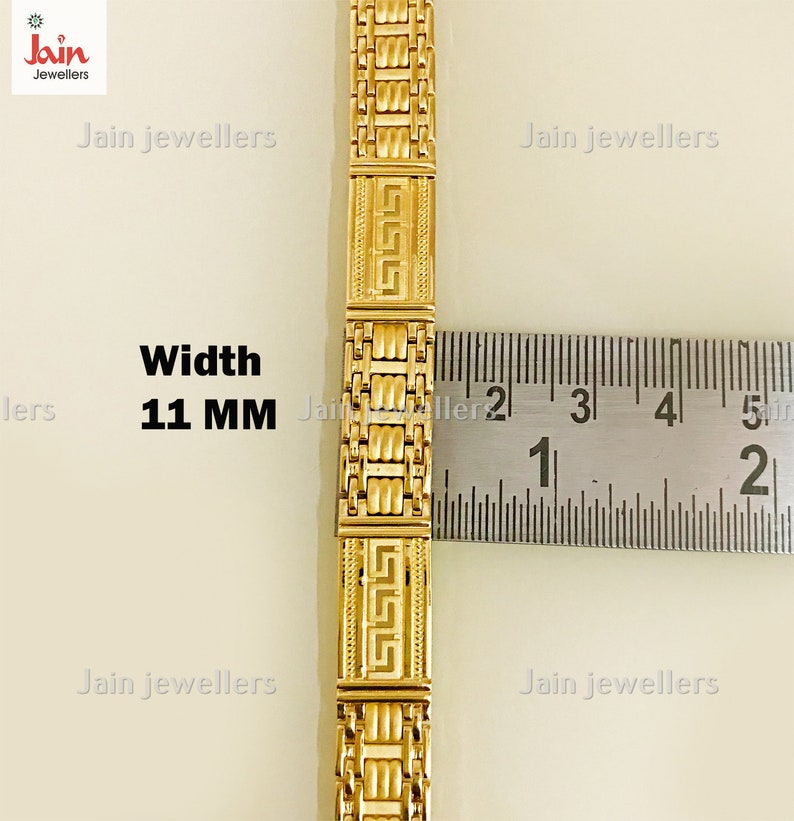 Puede incluir: Un brazalete de cadena de oro con un dise&ntilde;o texturizado. El brazalete tiene 11 mm de ancho y se mide con una regla.