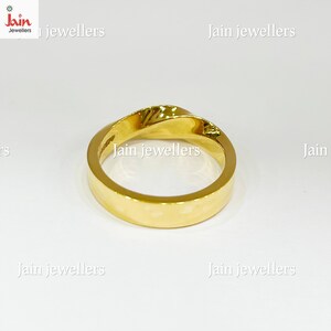 Puede incluir: Un anillo de oro con un dise&ntilde;o retorcido. El anillo es de color oro brillante y s&oacute;lido y parece estar hecho de un metal liso y pulido. El anillo est&aacute; sobre un fondo blanco.