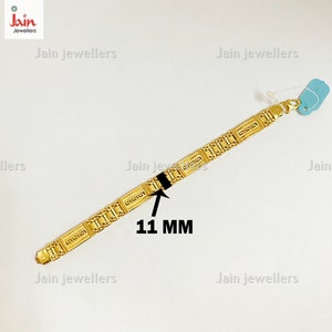 Puede incluir: Un brazalete de oro con un patr&oacute;n geom&eacute;trico. El brazalete tiene 11 mm de ancho.