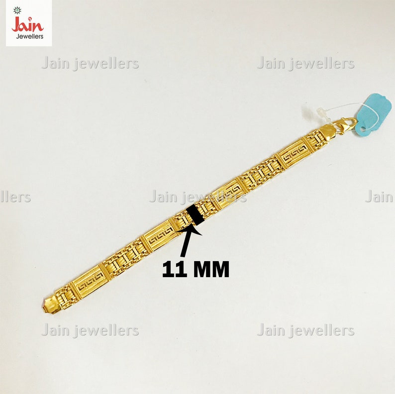 Puede incluir: Un brazalete de oro con un patr&oacute;n geom&eacute;trico. El brazalete tiene 11 mm de ancho.
