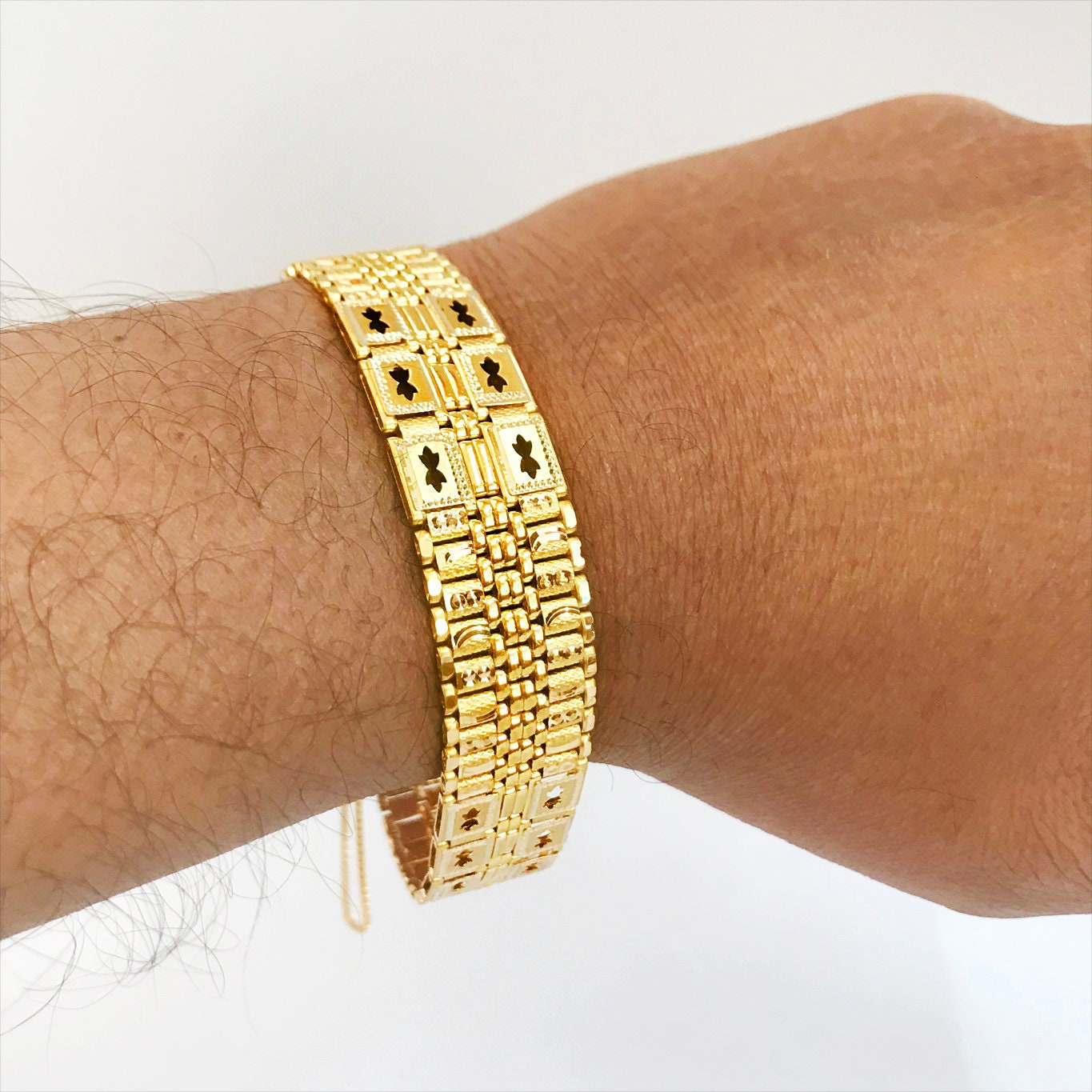 22ct Gold Bangles with intricate filigree cut design