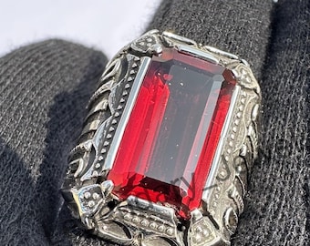 Handgefertigter Herrenring aus Sterlingsilber mit Rubin: Statement-Schmuck