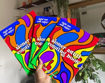 Puede incluir: Se muestran tres libros para colorear para adultos "stoner", cada uno con una portada vibrante. Las portadas presentan un diseño abstracto colorido con el texto "Light one and enjoy!" y el nombre del autor, Tiffany Jewer.