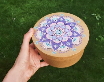 Boîte en carton avec mandala peint à la main sur le dessus