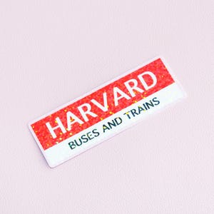 Pegatina holográfica de autobuses y trenes de Harvard - Pegatina del campus - Orgullo escolar - Exalumnos de Harvard - Boston Transit - Universidad - Ivy League