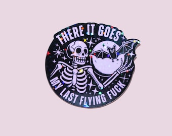 Sarkastischer Halloween Aufkleber - There It Goes, My Last Flying F**K - Skeleton - Lustiger Aufkleber - Sarkasmus Aufkleber - Spooky Season - Holographisch