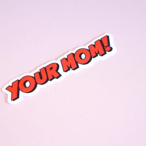 Pegatina de tu mamá - Pegatina divertida - Adhesivo para portátil - Adhesivo de vinilo - Adhesivo para botella de agua - Adhesivo para Kindle - Adhesivo de mamá - Adhesivos atrevidos