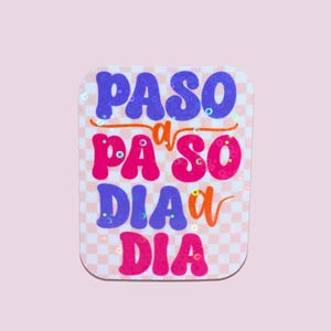 Paso A Paso, Dia A Dia ホログラフィックステッカー - ラティーナステッカー - ラテン系 - Kindle デカール - ラティーナパワー - ヒスパニックステッカー - スペイン文化