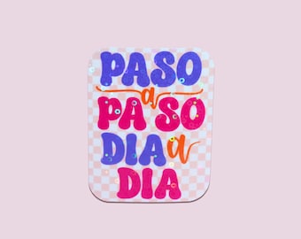 Adesivo olografico Paso A Paso, Dia A Dia - Adesivo latino - Latinx - Adesivo Kindle - Potere latino - Adesivo ispanico - Cultura spagnola
