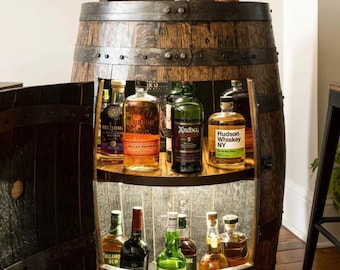 Mueble para barril de whisky renovado: encanto rústico y práctico almacenamiento.
