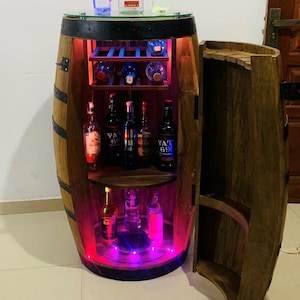 Mueble bar moderno de madera con luces LED: mesa rústica para licores, mueble artesanal para almacenar vinos y licores.