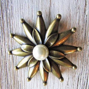 BRASS PENDNAT with Mobe Pearl, Antique Brass Focal/Brooch, Star/Floral Pattern Brooch/Pendant for Jewelry Making
