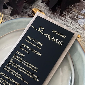 Schwarz-goldenes Hochzeitsmenü mit Kalligraphie-Schriftzug und Herz. Pergament, weißer oder schwarzer Karton / Gold, Rosegold oder Silberfolie