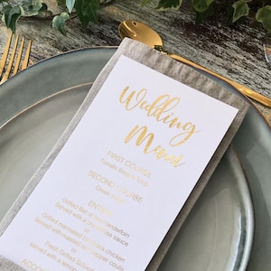 Menu de mariage blanc et or, menu personnalisé avec police de calligraphie. Papier vélin, cartonné blanc ou noir. Feuille d'or, d'or rose ou d'argent