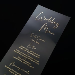 Przezroczyste akrylowe menu weselne pokryte złotą folią. Spersonalizowane, spersonalizowane menu kaligraficzne, drukowane różowym złotem, srebrną folią lub czarnym tuszem.