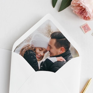 Personalisierter Hochzeits Umschlag mit Foto Liner. Romantische Einladung Umschlag mit Braut & Bräutigam Foto. Individueller Umschlag mit Paar Foto.