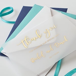 Carte de remerciement et enveloppe en vélin feuille d'or. Insertion pour faire-part de mariage - vélin, papier cartonné noir ou blanc, remerciement en acrylique transparent.
