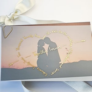 Tarjeta con foto en vitela dorada con diseño de calendario para guardar la fecha. Invitación de boda personalizada con foto de la pareja. Tinta dorada, plateada, dorada o negra
