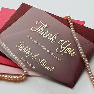 Carte de remerciement et enveloppe en vélin feuille d'or. Insertion pour faire-part de mariage - vélin, papier cartonné noir ou blanc, remerciement en acrylique transparent.