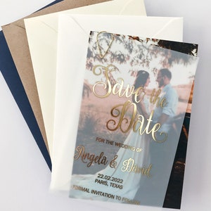 Vellum Save the Date-fotokaart en envelop. Transparante goudfoliekaart, unieke foto-uitnodiging voor bruidspaar: zilver, roségoud of zwart.
