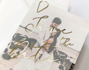 Faire-part de mariage réservez une date en vélin avec une photo du couple. Carte transparente en feuille d'or. Carte à retenir en feuille d'or, d'argent ou d'or rose.