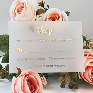 Carte RSVP en vélin avec feuille d'or, écriture manuscrite moderne. Encart et enveloppe pour faire-part de mariage - Acrylique transparent, papier cartonné noir ou blanc.