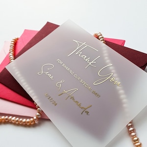 Tarjeta de agradecimiento y sobre con lámina dorada de vitela. Inserto para invitación de boda. Nota de agradecimiento en acrílico transparente, blanco, negro, oro rosa y lámina plateada.