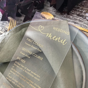 Goldfolie Klares Acryl Hochzeitsmenü mit Herz. Personalisiertes, benutzerdefiniertes Text-Kalligraphie-Skript-Menü, gedruckt mit roségoldener oder silberfarbener Folie.