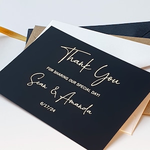 Enveloppe et carte de remerciements noirs dorés. Faire-part de mariage. Vélin, acrylique transparent / mot de remerciement blanc, or rose, feuille d'argent.