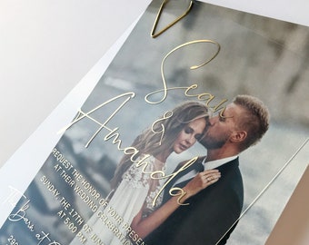 Faire-part de mariage en acrylique transparent feuille d'or avec support photo du couple. Design contemporain épuré avec argent, or rose ou feuille d'or.