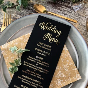 Menú de boda en dorado y negro, menú personalizado. Impreso en papel vitela, cartulina blanca o negra con láminas de oro, oro rosa o plata.