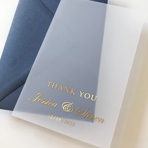 Złota folia Vellum Wedding Thank You Card. Półprzezroczysta, mrożona, z imionami panny młodej i pana młodego w złotej folii, różowym złocie, srebrze lub czerni