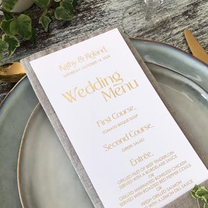 Menu de mariage doré. Carte de menu personnalisée longueur thé imprimée sur vélin, papier cartonné blanc ou noir avec feuille d'or, d'or rose ou d'argent.