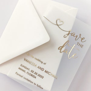 Goudfolie perkament: Save the Date-kaart met hart. Transparante huwelijksuitnodiging, zilver, holo, roségoud, zwart. Unieke uitnodiging en envelop.