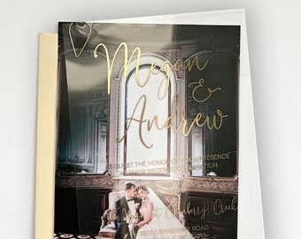 Faire-part de mariage en acrylique transparent avec support photo du couple. Design moderne avec feuille d'argent, d'or rose ou d'or.