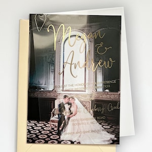 Hochzeitseinladung aus Acryl mit Pärchenfoto im Hintergrund. Modernes Design mit Silber, Rosegold oder Gold Folie.