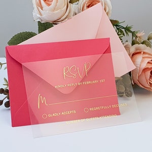 Carte RSVP en acrylique transparent feuille d'or avec police d'écriture manuscrite. Insertion de réponse pour faire-part de mariage - Vélin, papier cartonné noir ou blanc.