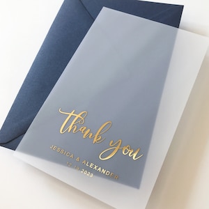 Złota folia Vellum Wedding Thank You Card. Półprzezroczysta, mrożona, z imionami panny młodej i pana młodego w złotej folii, różowym złocie, srebrze lub czerni