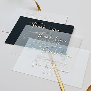 Tarjeta de agradecimiento y sobre con lámina dorada. Inserto para invitación de boda. Nota de agradecimiento en papel vitela, acrílico transparente, blanco y negro, oro rosa y plata holográfica.
